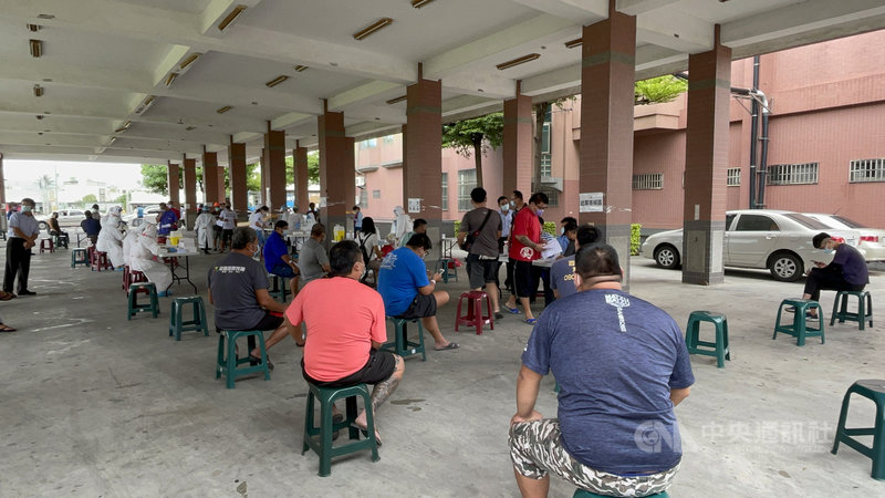 雙北批發市場從業人員24日零時起,未持有20日後檢驗陰性證明者不得進場,雲林縣府近日成立快篩站,為往返北農果菜市場高風險族群快篩,協助他們取得陰性證明。中央社記者姜宜菁攝 110年6月23日