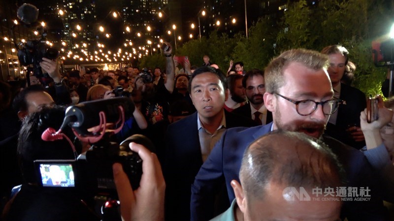 紐約市長初選當地時間22日投票,台裔參選人楊安澤在幕僚與支持者簇擁下出席選舉夜派對。中央社記者尹俊傑紐約攝 110年6月23日