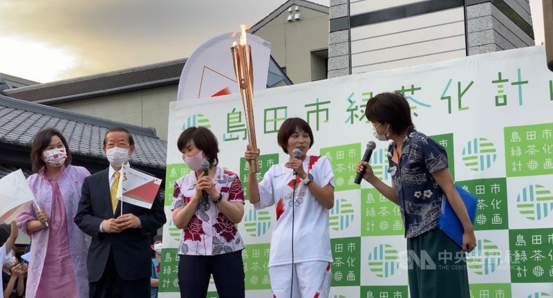 東京奧運倒數30天,23日晚間聖火傳遞在靜岡縣島田市舉行,駐日代表謝長廷受邀上台與聖火傳遞人同台,向群眾問好,這讓他感到很光榮。(駐日代表處提供)中央社記者楊明珠靜岡傳真 110年6月23日