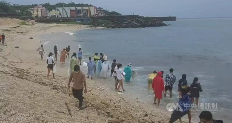 台灣中油公司在高雄大林外海的油管破裂,漏出的原油污染屏東小琉球岸際和海域,小琉球是台灣目前綠蠵龜聚集最多的地區,目前正值綠蠵龜產卵期,當地保育團體出動志工協助除油。(屏東縣環保局提供)中央社記者郭芷瑄傳真 110年6月23日