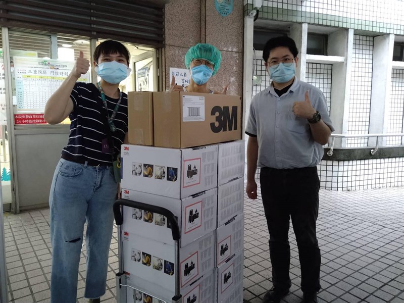 藝人賈永婕捐23日再宣布捐出7支電子影像喉頭鏡。(圖取自賈永婕的跑跳人生臉書facebook.com)