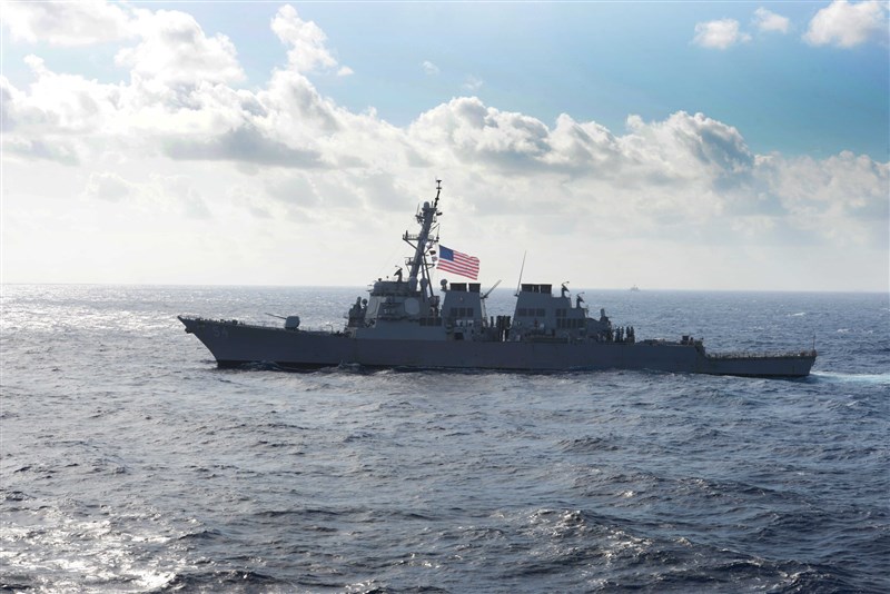 美國勃克級導向飛彈驅逐艦「魏柏號」時隔一個多月,22日再度航行通過台灣海峽。(圖取自facebook.com/DDG54)