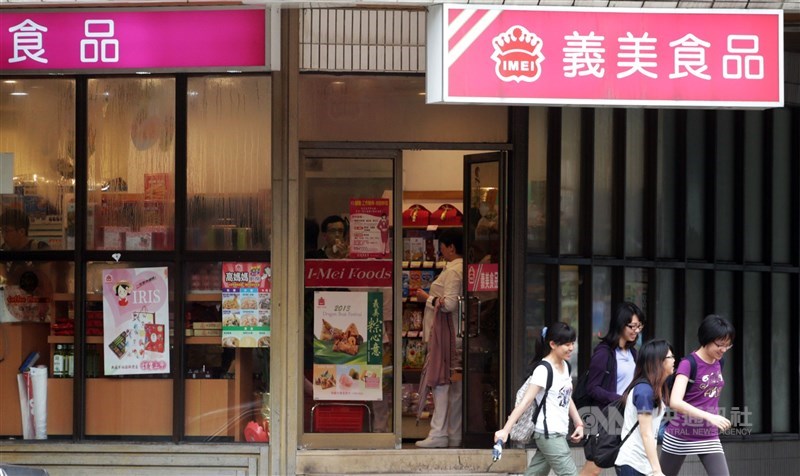 立陶宛宣布捐贈2萬劑AZ疫苗給台灣,義美食品總經理高志明決定將回贈1個20呎貨櫃,共1800箱、2.16萬盒的義美小泡芙給立陶宛,表達台灣民間謝意。(中央社檔案照片)
