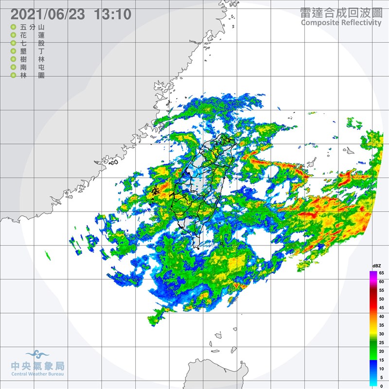 氣象局23日中午更新大雨特報,受滯留鋒面影響,易有短延時強降雨,基隆、新北等10縣市防大雨。圖為23日下午1時10分雷達合成回波圖。(圖取自中央氣象局網頁cwb.gov.tw)