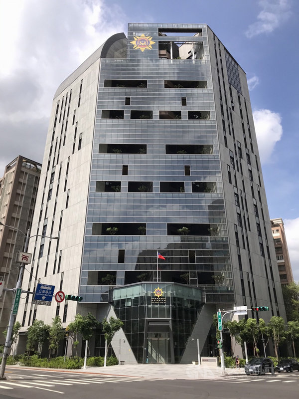 台北市政府警察局刑事警察大隊沿用逾30年的中正區武昌街辦公廳舍因老舊且空間不足,經規劃在大同區重慶北路興建新大樓,110年完工並已進駐啟用,為地上17層、地下5層的現代化辦公大樓,同時結合太陽能光電與有效水資源運用的節約能源綠建築。(台北市政府警察局刑事警察大隊提供)中央社記者黃麗芸傳真 110年6月23日
