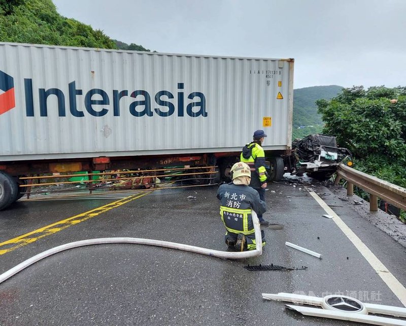 新北市貢寮區台2線龍洞路段23日發生貨櫃車和聯結車相撞事故,兩車司機受困車內,警消獲報到場救援,將2男1女送醫,其中60多歲女子意識不清。(讀者提供)中央社記者王朝鈺傳真 110年6月23日