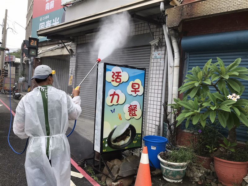 屏東縣枋山鄉63歲計程車司機染疫案,衛生局共匡列39 人檢疫及居家隔離,自主健康管理10人,相關確診者足跡除在枋山鄉、枋寮鄉外,還有台南市、嘉義市和新竹縣,屏東縣部分已完成足跡消毒作業。(屏東縣政府提供)中央社記者郭芷瑄傳真 110年6月24日