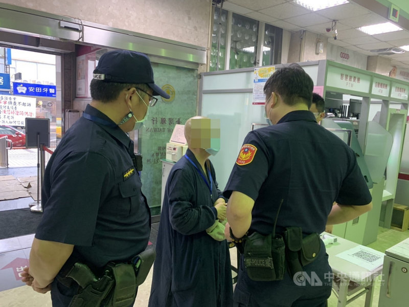 台南73歲王姓老婦結交網友後相信愛情,23日前往銀行欲匯款新台幣76萬餘元遭攔阻; 警方表示,這名老婦1年多來屢遭詐騙,卻仍持續到銀行匯款,是警方攔阻詐騙的老面孔。(台南市警局提供)中央社記者張榮祥台南傳真 110年6月24日