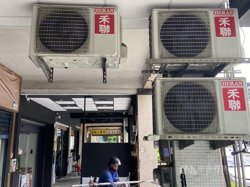 行政院會24日通過紓困4.0精進方案,政院官員表示,會中拍板一般住宅用戶取消6月夏月電價。中央社記者董俊志攝 110年6月24日