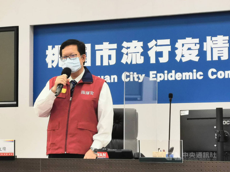桃園市長鄭文燦(圖)24日上午主持防疫會議時表示,孕婦可在桃園市17家醫院、婦產科診所施打莫德納疫苗,市府交通局也協調了6大車隊,以叫車專線方式,讓孕婦可免費搭乘愛心疫苗計程車前往接種疫苗。(桃園市政府提供)中央社記者葉臻傳真 110年6月24日