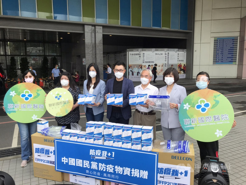 武漢肺炎(2019冠狀病毒疾病,COVID-19)疫情延燒,國民黨主席江啟臣(中)24日前往桃園市平鎮區聯新國際醫院捐贈FFP2高防護口罩。(國民黨桃園市黨部提供)中央社記者葉臻傳真 110年6月24日