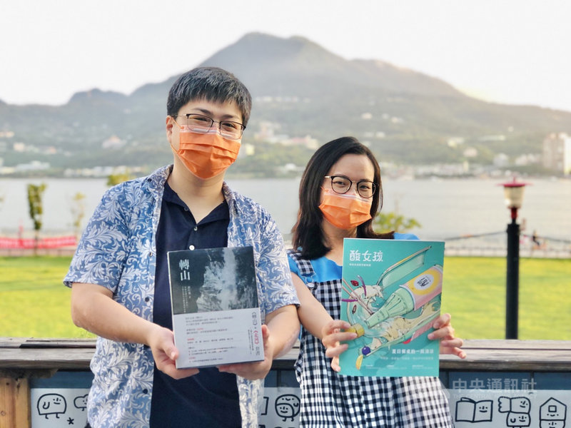 防疫三級警戒民眾宅在家,新北市立淡水古蹟博物館和淡水在地2家各具特色的獨立書店合作,特別挑選家庭、知性、娛樂及身心靈自癒等各種類型書籍,即起至7月4日舉辦線上活動,完成指定任務就有機會獲得推薦選書。(新北市立淡水古蹟博物館提供)中央社記者沈佩瑤傳真 110年6月24日