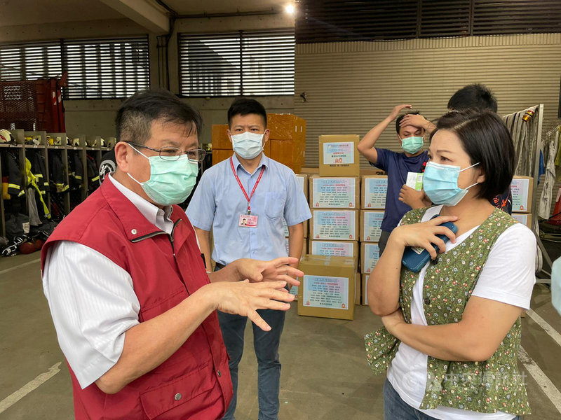 藝人楊貴媚(右)與演藝圈添購愛心防疫物資等捐贈給雙北市消防局,新北市消防局副局長陳崇岳(左)十分感謝,並與楊貴媚分享打火兄弟穿防護衣的困難。(楊貴媚經紀人提供)中央社記者葉冠吟傳真 110年6月24日