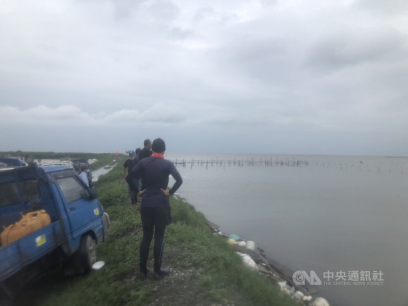 雲林一名70旬老翁日前赴濁水溪出海口沙洲挖蛤蜊卻意外失蹤,海巡署第四岸巡隊等單位組成救難隊連日搜救未果,24日卻再傳出2名雲林縣救難協會成員失聯,目前仍持續搜救中。(民眾提供)中央社記者姜宜菁傳真 110年6月24日