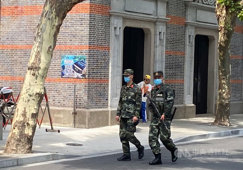 中共百年黨慶將屆,一大會址附近的戒備加強,2名持槍武警21日在周邊巡邏。中央社記者沈朋達上海攝 110年6月24日