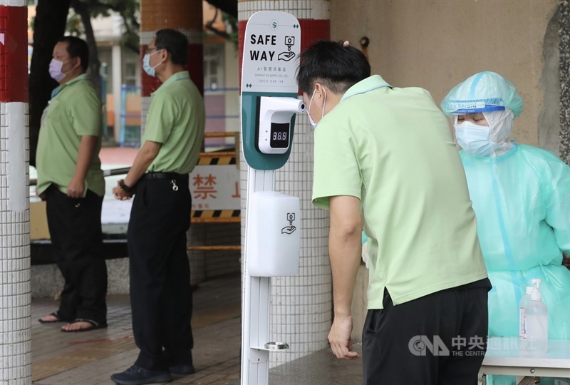 台北農產運銷公司發生武漢肺炎群聚感染,台北市政府在萬大國小成立快篩站,北農員工、承銷人等前往快篩站篩檢,24日起,雙北批發市場從業人員未持有20日後檢驗陰性證明者不得進場。中央社記者張皓安攝 110年6月24日