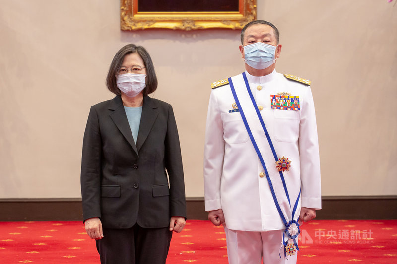 總統蔡英文(左)24日頒授參謀總長黃曙光(右)二等寶鼎勳章,肯定黃曙光讓國艦國造如期如質進行,並讓國防戰力改革有突破性進展。(總統府提供)中央社記者謝佳珍傳真 110年6月24日