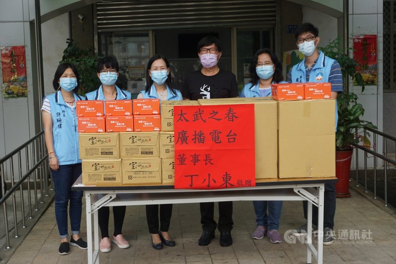 金門太武之春廣播電台董事長丁小東(右3)在109年武漢肺炎疫情爆發之初,捐贈金門縣政府18支額溫槍;24 日再捐贈5000片金門在地廠商製造的醫療用口罩,以及20箱礦泉水,對防疫盡一分心力。中央社記者黃慧敏攝 110年6月24日