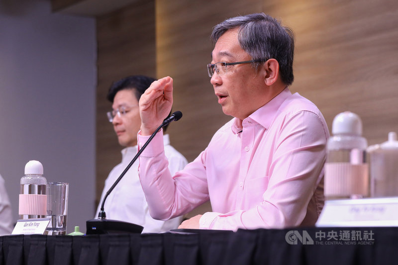 新加坡跨部會抗疫工作小組聯合領導人、貿工部長顏金勇24日表示,疫苗接種是逐步恢復經濟活動的關鍵。(新加坡通訊及新聞部提供)中央社記者侯姿瑩新加坡傳真 110年6月24日