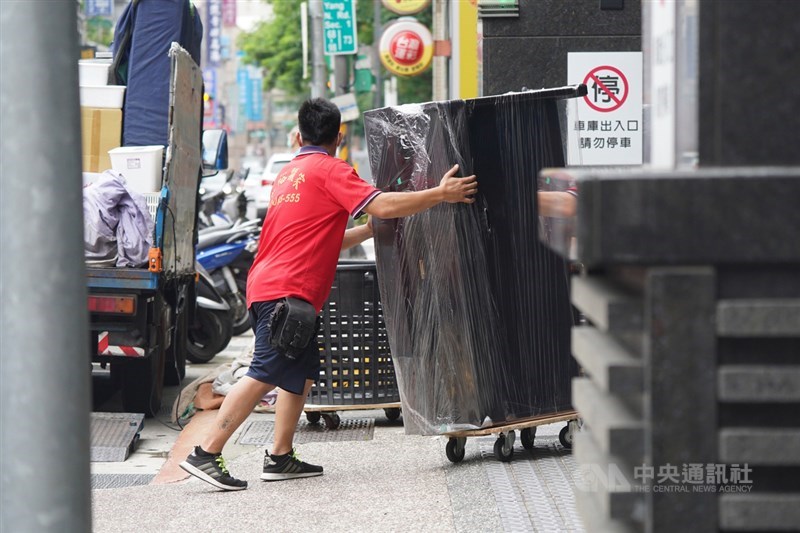 行政院會24日通過紓困4.0精進方案,官員表示,新台幣10萬元額度勞工紓困貸款名額確定加碼。中央社記者徐肇昌攝 110年6月24日
