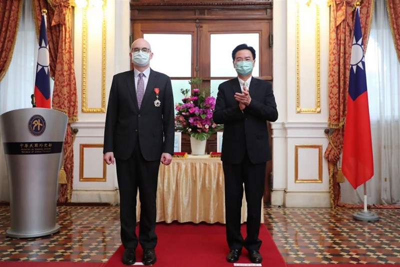 外交部長吳釗燮(右)24日在台北賓館頒贈AIT/T處長酈英傑及副處長谷立言(左)獎章,表彰他們於任內對促進台美關係的貢獻。(外交部提供)中央社記者鍾佑貞傳真 110年6月24日