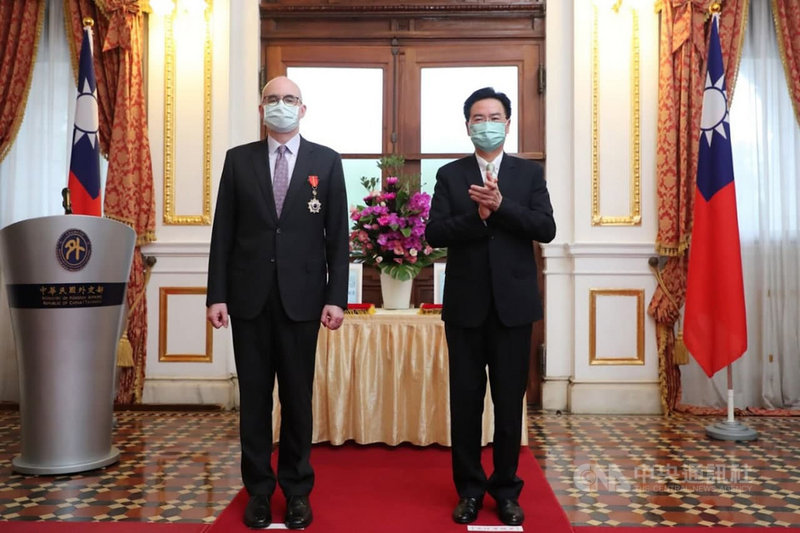 外交部長吳釗燮(右)24日在台北賓館頒贈AIT/T處長酈英傑及副處長谷立言(左)獎章,表彰他們於任內對促進台美關係的貢獻。(外交部提供)中央社記者鍾佑貞傳真 110年6月24日