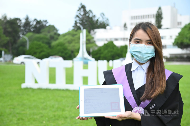 國立清華大學24日宣布,將與台灣圖靈鏈公司合作發出全國第一張區塊鏈加密簽章的數位學位證書。畢業生張善恆用平板即可查看數位畢業證書。(清華大學提供)中央社記者郭宣彣傳真 110年6月24日