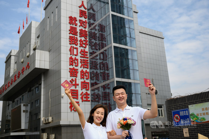 繼立法實施「離婚冷靜期」,陸媒24日報導,中國官方近日要求各地廣設婚姻家庭輔導室,加強婚前輔導等措施,但新人參加意願低落。圖為太原市一對新人在520當天領證結婚。(中新社提供)中央社 110年6月24日
