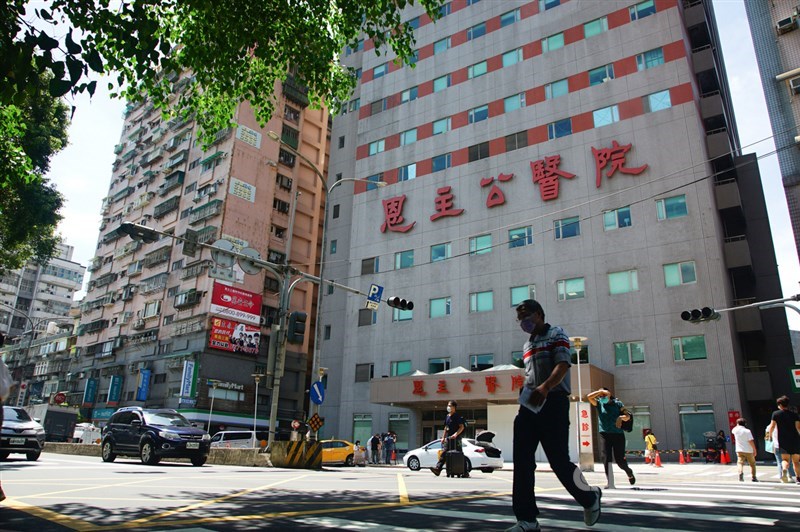 高雄市衛生局表示,高雄市確診個案14359未被新北市恩主公醫院匡列,院方未落實通報,造成後續外縣市疫情擴散。(中央社檔案照片)