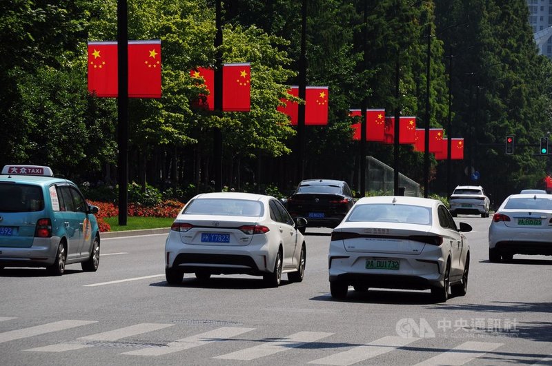 中共百年黨慶將屆，上海主要道路上都掛滿五星旗。圖為徐匯區的道路。中央社記者沈朋達上海攝   110年6月24日