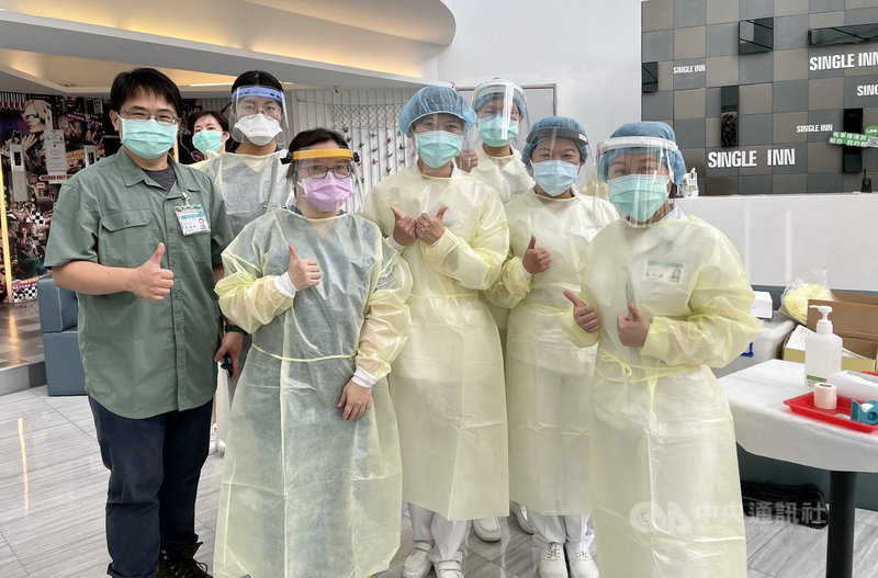 新北市亞東紀念醫院醫護團隊24日專程到板橋區安心旅館,為街友施打武漢肺炎(COVID-19)疫苗。(新北市府社會局提供)中央社記者黃旭昇新北傳真 110年6月24日