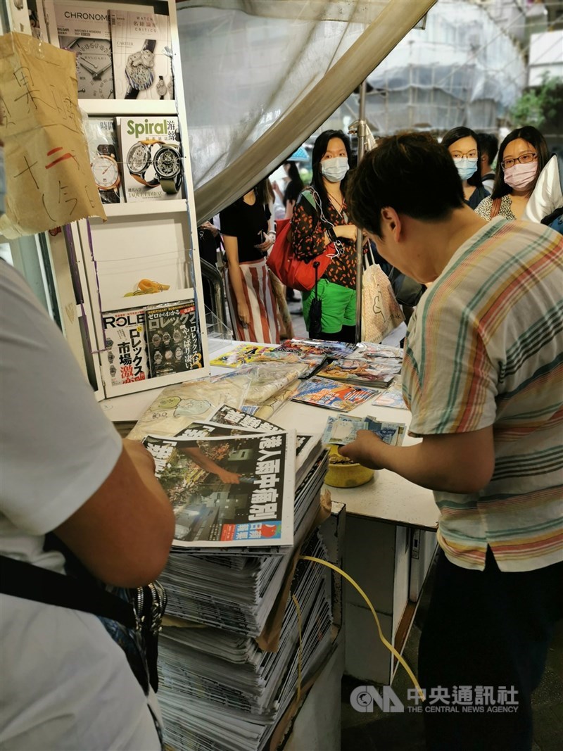 香港蘋果日報24日出版最後一份紙媒,大批讀者早上在報攤排隊購買,以示支持。中央社記者張謙香港攝 110年6月24日