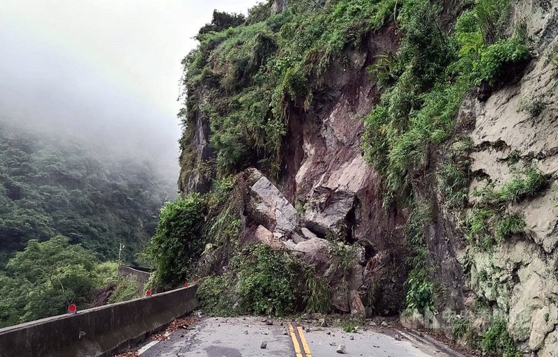 台東東海岸24日清晨驟雨,東富公路發生坍方,巨大落石掩蓋全線道路,且持續有落石,已緊急封閉道路禁止人車進入,公路單位預計中午先搶通單線。(警方提供)中央社記者盧太城台東傳真 110年6月24日