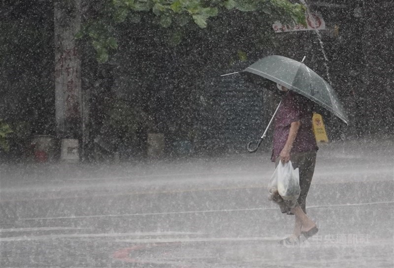 中央氣象局指出,24日各地降雨轉為短暫或較局部,但有對流發展或通過時,還是可能發生局部大雨。(中央社檔案照片)