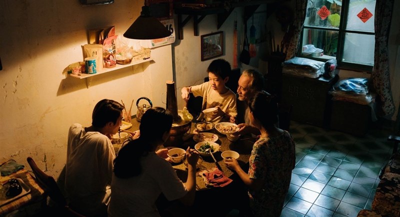 張作驥認為世界籠罩在疫情陰影下,人們從熟悉變得陌生,也學習和自己獨處,讓人與人的關係重新定義。圖為「那個我最親愛的陌生人」劇照。(圖取自台北金馬影展網頁goldenhorse.org.tw)