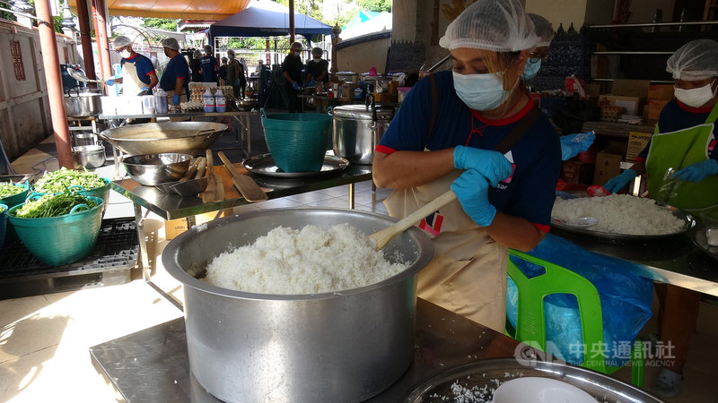 非政府組織「挺身為泰」(Up for Thai)的志工每天早上到臨時廚房幫忙打包白飯,準備在中午將飯菜送往受到2019冠狀病毒疾病衝擊生計的民眾手中。中央社記者呂欣憓曼谷攝 110年6月24日