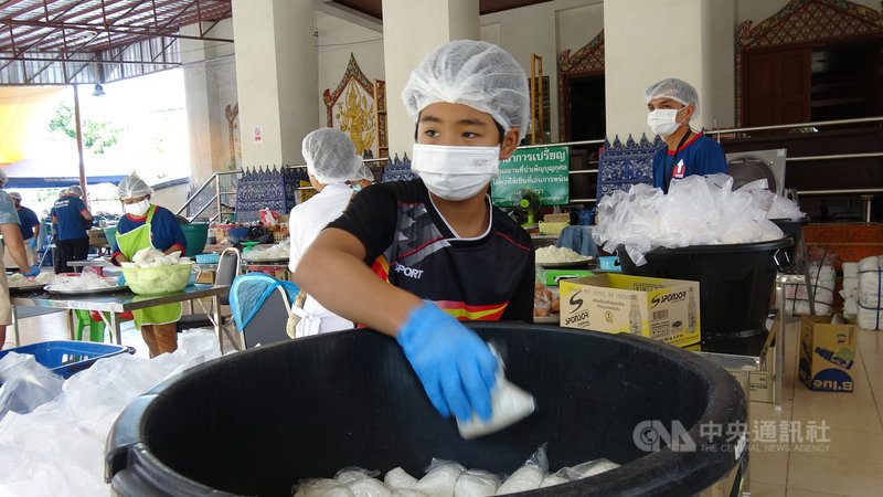 非政府組織「挺身為泰」(Up for Thai)募集物資送到受到2019冠狀病毒疾病疫情影響的民眾手中,志工群中還包括了小學生。中央社記者呂欣憓曼谷攝 110年6月24日