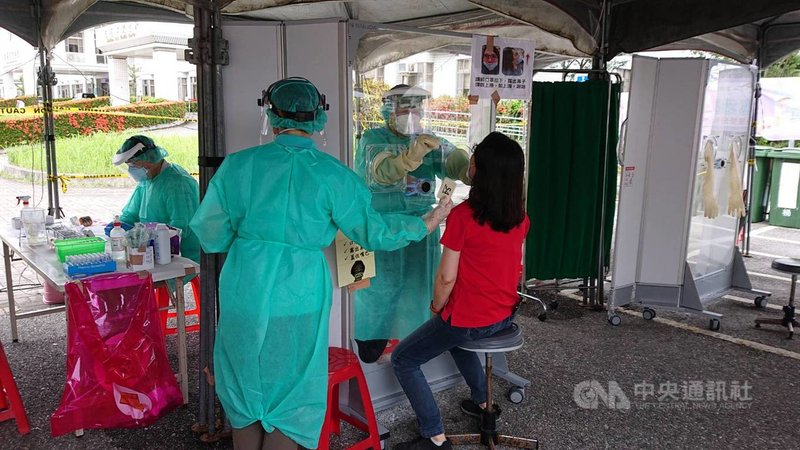 台北農產運銷公司發生武漢肺炎群聚感染,相關單位都不敢輕忽。花蓮縣政府全面快篩往返北農運輸的49名農會職員,全數陰性。(花蓮縣政府提供)中央社記者張祈傳真 110年6月24日