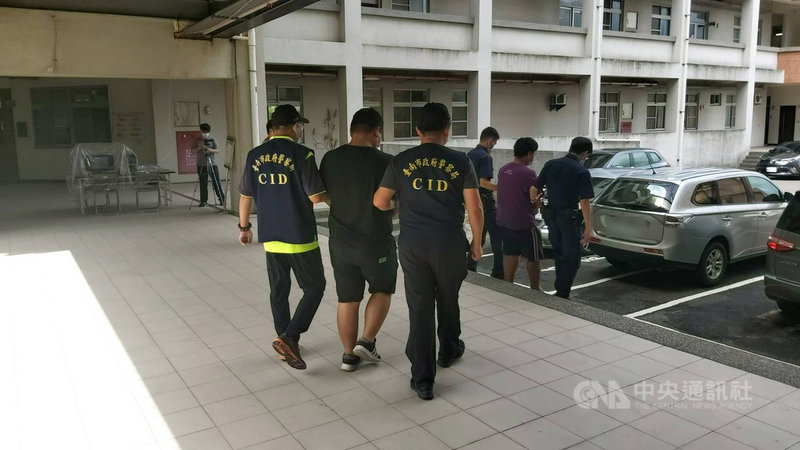 台南市新化區35歲鄭姓男子23日被發現陳屍租屋處,警方循線追查並逮捕涉案2名男子及3名青少年,警方調查,這起凶殺案疑是金錢糾紛引起,24日訊後將嫌犯移送台南地檢署偵辦。(台南市警局提供)中央社記者張榮祥台南傳真 110年6月24日