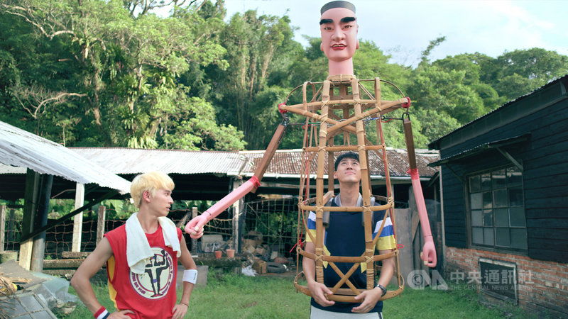 電視劇「神之鄉」改編自漫畫家左萱同名作品,演員林暉閔(左)跟李玉璽(右)等人劇中需要扛神將演出,他們從15公斤重的孟宗竹架開始練習,一路練到能扛起50公斤重的神將周倉及關平。(東森、映畫提供)中央社記者王心妤傳真 110年6月24日