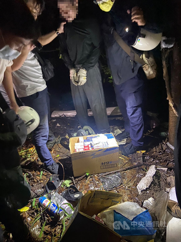 苗栗縣頭份警分局近期接獲多起竊盜案件,經調查是67 歲陳姓慣竊,趁三級警戒期間民眾大多在家,鎖定已打烊的店家偷取貨品,最後仍難逃法網,被警方被逮捕到案。(警方提供)中央社記者管瑞平傳真 110年6月24日