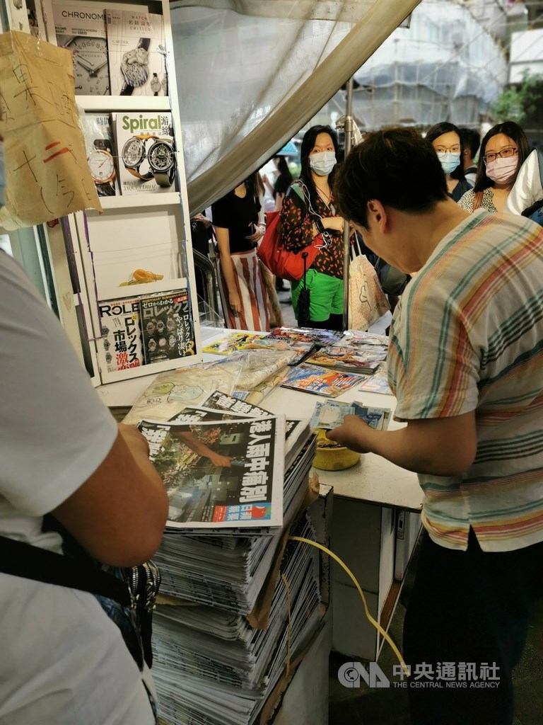 香港蘋果日報24日出版最後一份紙媒,大批讀者早上在報攤排隊購買,以示支持。中央社記者張謙香港攝 110年6月24日