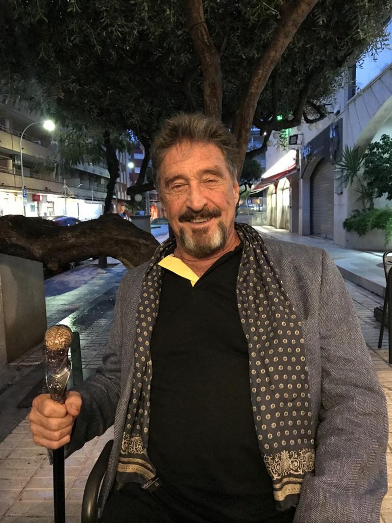 防毒軟體邁克菲創辦人邁克菲23日被人發現陳屍在西班牙的監獄牢房。圖為去年9月邁克菲在推特分享自己的照片。(圖取自twitter.com/officialmcafee)