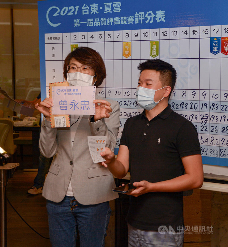 台東首屆夏雪芒果品質競賽採線上直播評鑑,最終由青農曾永忠奪下首屆果王。台東縣長饒慶鈴(左)說,盼藉活動激勵農民生產高品質、精緻化的果品,打造夏雪芒果優質品牌,也讓更多民眾享受美味芒果。(台東縣政府提供)中央社記者盧太城台東傳真 110年6月24日