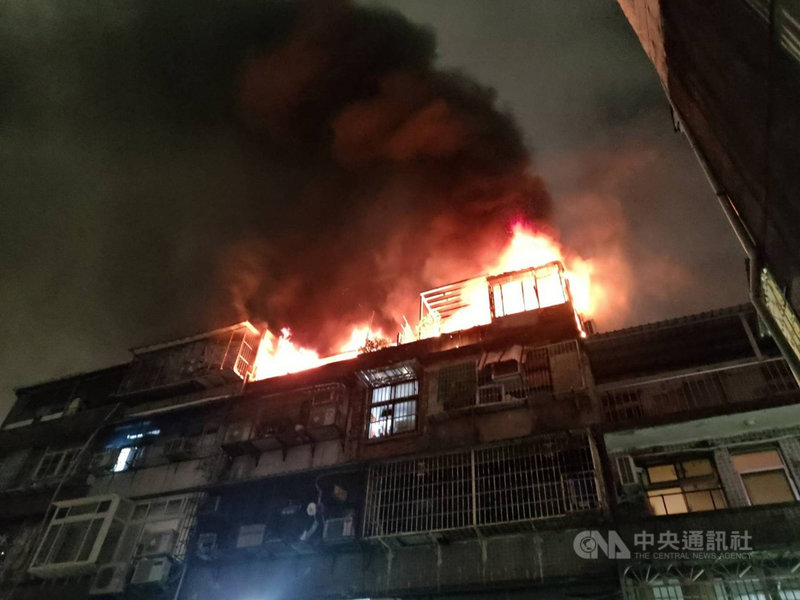 台北市警消25日凌晨3時許獲報,萬華區西園路附近公寓發生火警,警消人員抵達發現,起火地點是位於4樓公寓頂樓加蓋處,立即拉水線搶救。(翻攝照片)中央社記者劉建邦傳真 110年6月25日