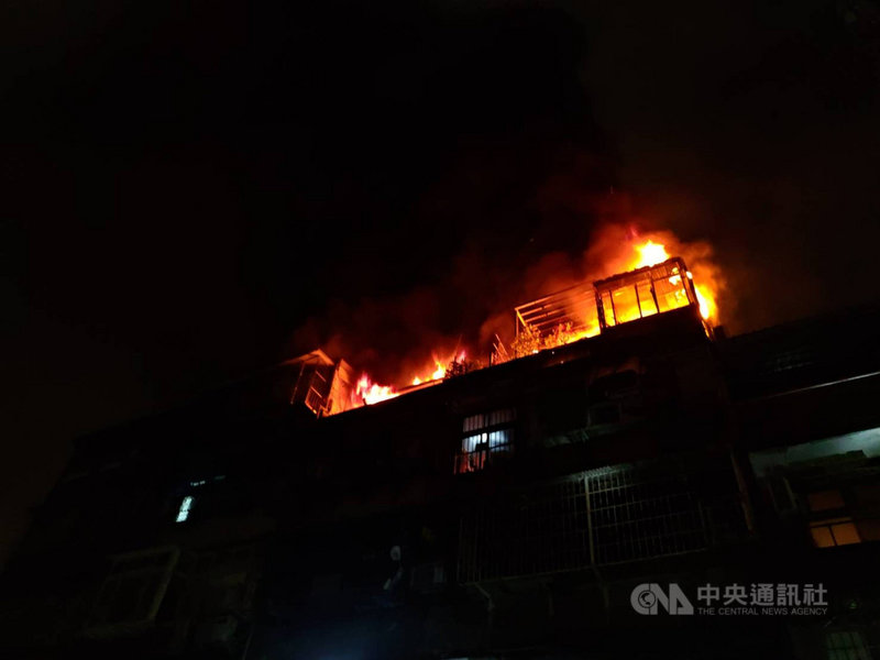 台北市警消25日凌晨3時許獲報,萬華區西園路附近公寓發生火警,警消人員一小時撲滅火勢,68歲婦人及行動不便的89歲王姓男子疑逃生不及陳屍屋內。(翻攝照片)中央社記者劉建邦傳真 110年6月25日