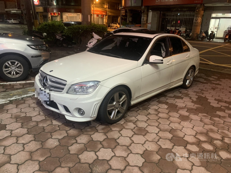 苗栗縣一名養殖業者生意受疫情影響,貸款新台幣30萬元救急,卻把現金放在百萬名車內,下車時大意未上鎖,遭歹徒連錢帶車一起偷走,警方23傍晚接獲報案立即成立專案小組追查竊嫌逃逸方向,順利逮捕竊嫌。(警方提供)中央社記者管瑞平傳真 110年6月25日