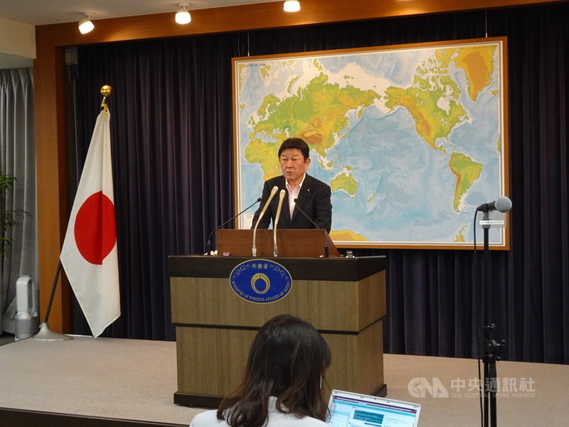 日本外務大臣茂木敏充25日宣布,7月中旬前對台灣追加提供100萬劑AZ疫苗。他表示是考量到日本與台灣之間的關係,台灣在10年前311大地震時迅速馳援日本,提供各種人道支援。中央社記者楊明珠東京攝 110年6月25日