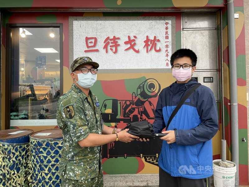 馬祖軍人梁閔傑執行勤務遇民眾車禍,緊急撥打119並給受傷民眾雨傘遮雨,受傷民眾的家屬(右)為尋找梁閔傑,把尋人啟示刊登在馬祖資訊網,並親自致謝,將車禍時的救命雨傘還給梁閔傑(左),感謝梁閔傑的救助。(馬防部提供)中央社記者邱筠馬祖傳真 110年6月25日