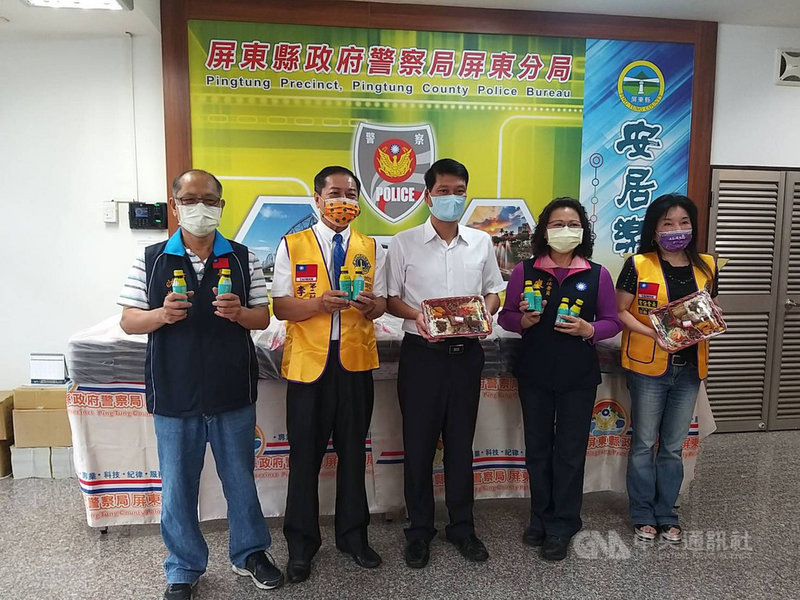 屏東市一家婚宴會館因疫情無法營業,將人力轉做防疫公益便當,提供給第一線防疫醫護及警消等,贊助人國民黨立委廖婉汝(右2)25日將便當送到屏東市警分局。(廖婉汝服務處提供)中央社記者郭芷瑄傳真 110年6月25日